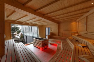 Modernimpi sauna johon mahtuu kymmeniä ihmisiä Aqua Dome -kylpylässä.