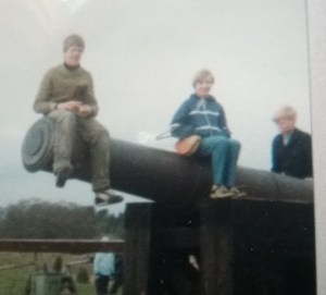 Kuvassa Jomppe, Pia ja Petri. Ahvenmaalla ollaan luokkaretkellä. 